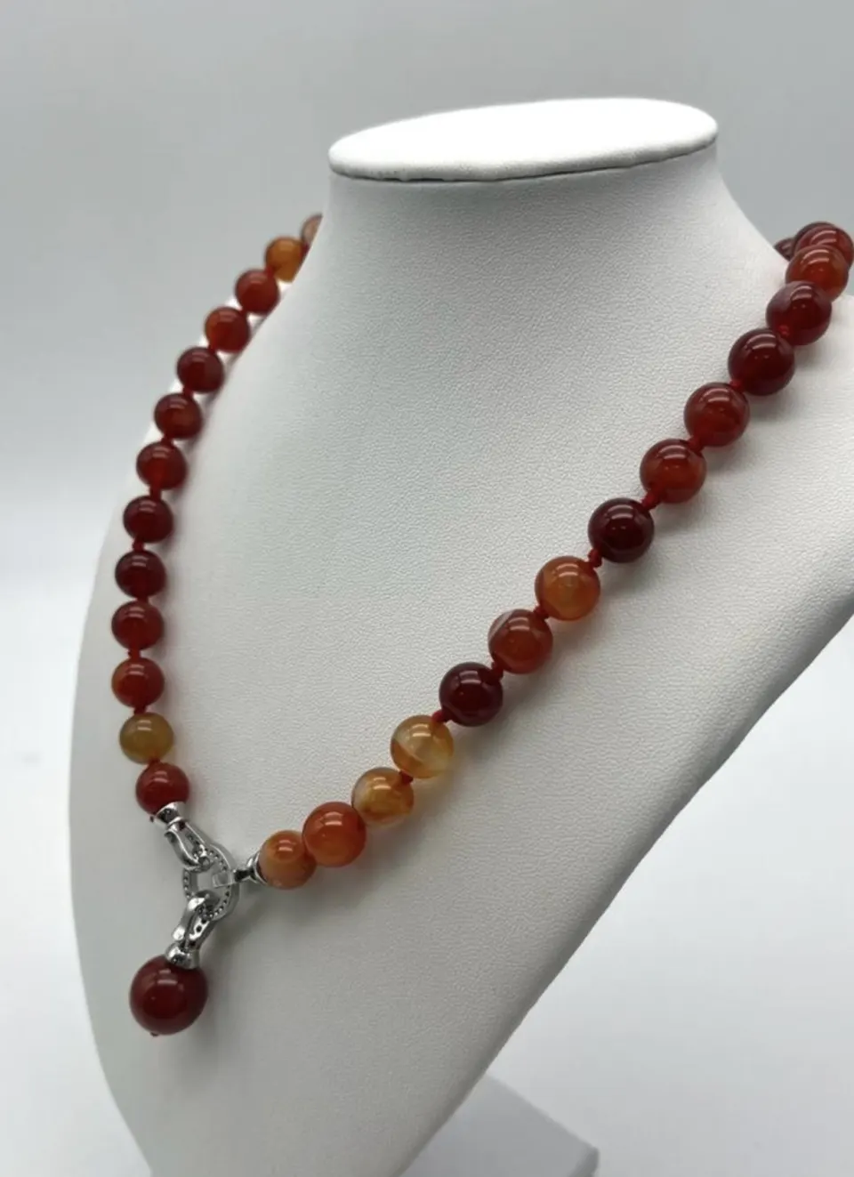 RED STRIPED AGATE BEAD NECKLACE WITH DECORATIVE PENDANT DROP. 10MM BEADS. 44CM NECKLACE LENGTH.