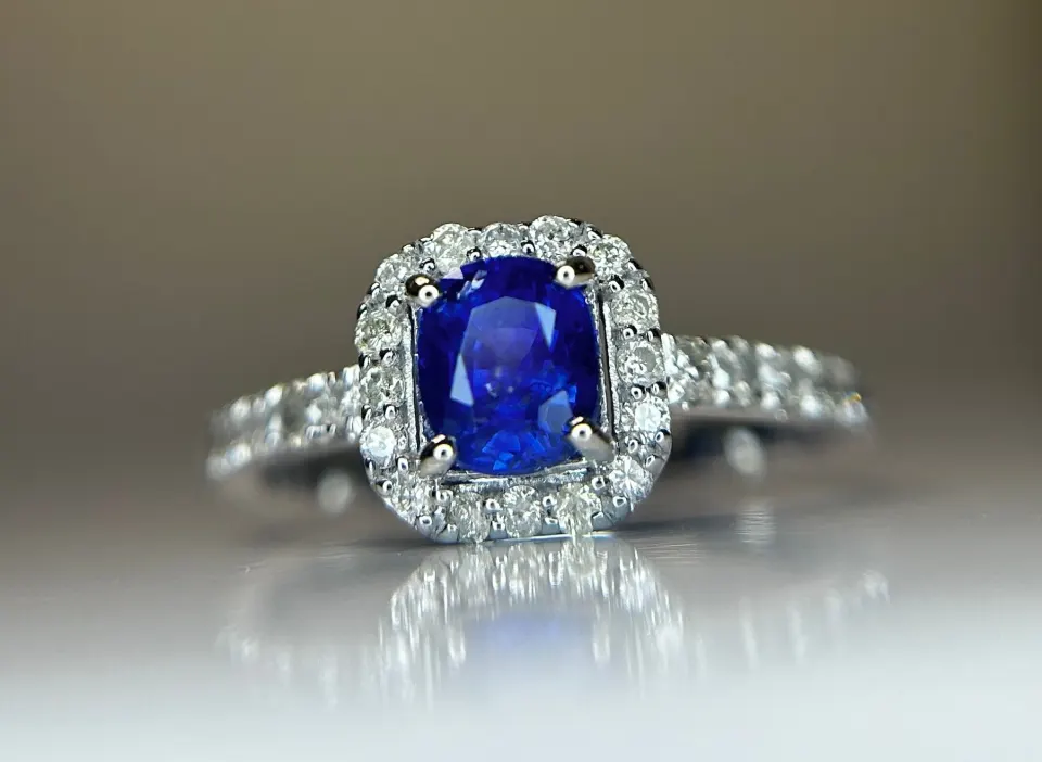 Beautiful Natural Ceylon Royal Blue Sapphire W Natural Diamonds & 18kGold