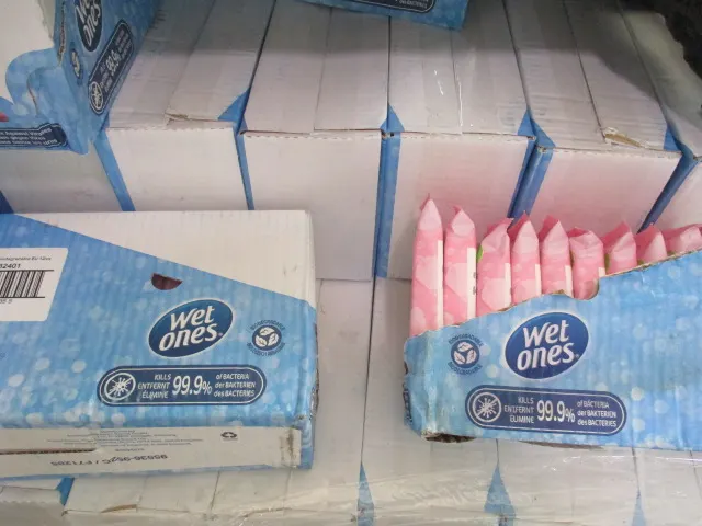 500. packs assorted flavour Wet ones hand wipes - all new and sealed in date till March 2023 -