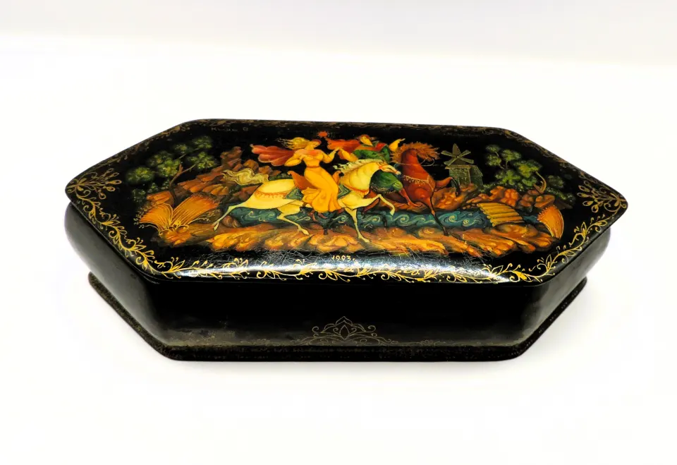 Vintage Russian Hand Painted Lacquer Box Artist Signed