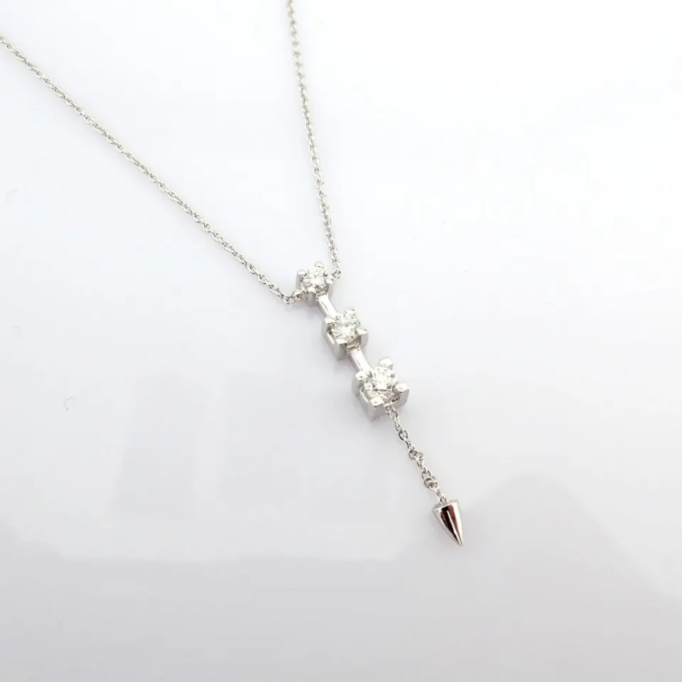 18K white gold necklace detailed with brilliant diamonds
