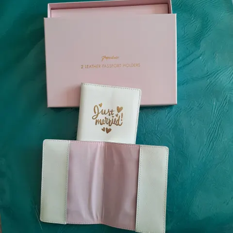 White passport set of 2 and 2 white luggge labels