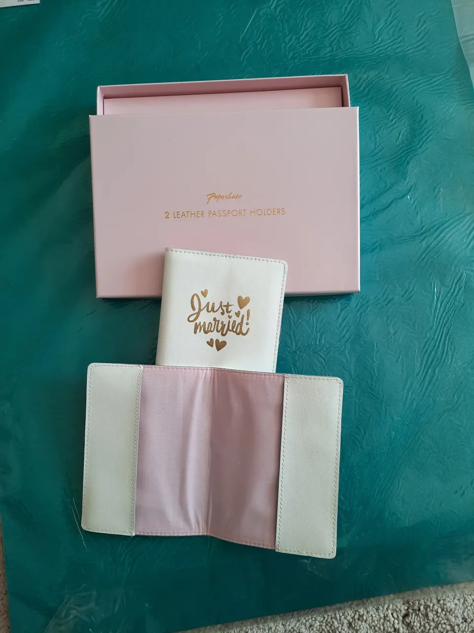 White passport set of 2 and 2 white luggge labels
