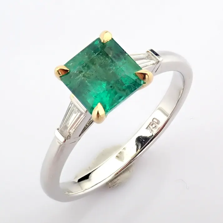 18K White Gold Ring Detailed With Vibrant Emerald and Trapeze Diamonds