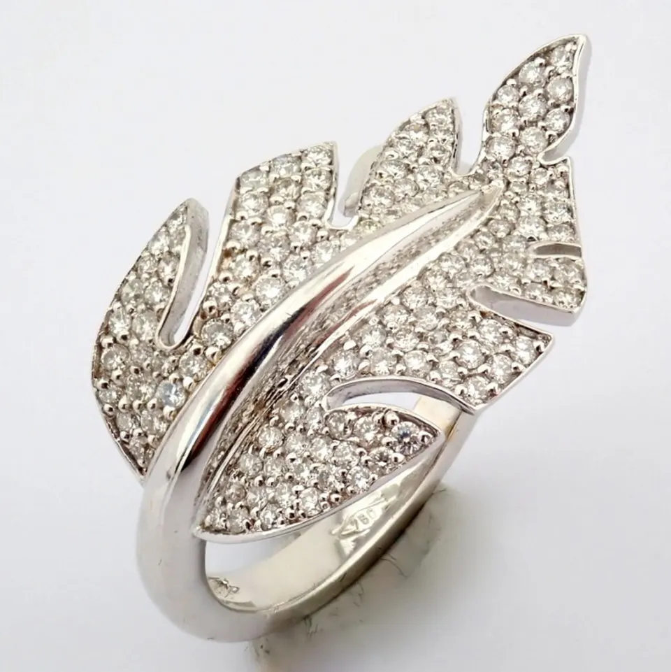 An Exquisite Leaf Ring Intricately Detailed With Brilliant Diamonds and 18K Gold