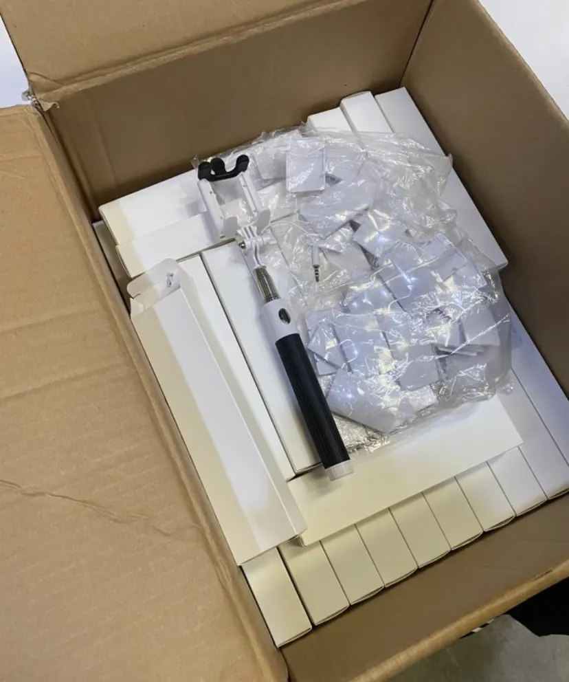 32 x Selfie Sticks