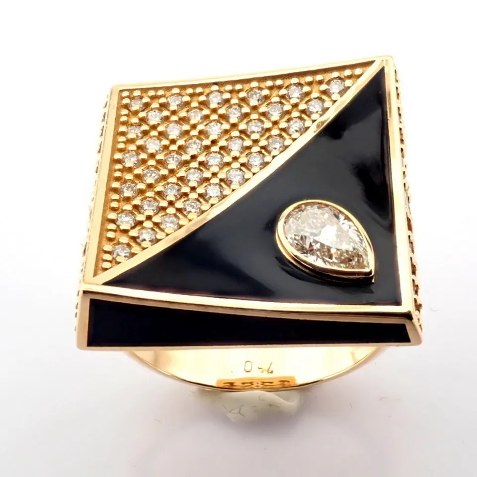 A luxurious gold ring featuring black laser enamel, elegantly adorned with  brilliant diamonds.