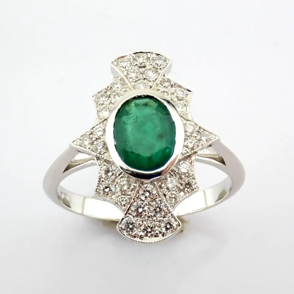 18K White gold ring detailed with vibrand emerald and brilliant diamonds