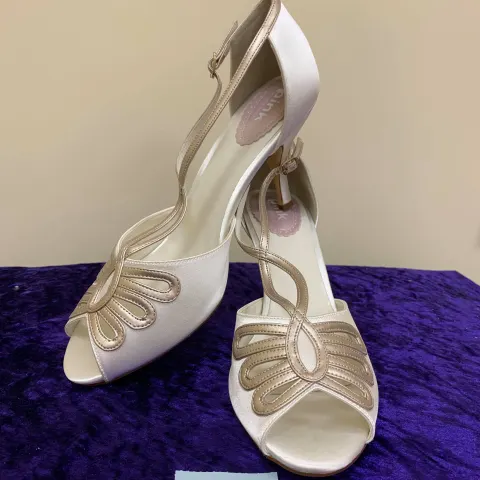 Designer shoes ivory/champagne in size 42.  Code 193