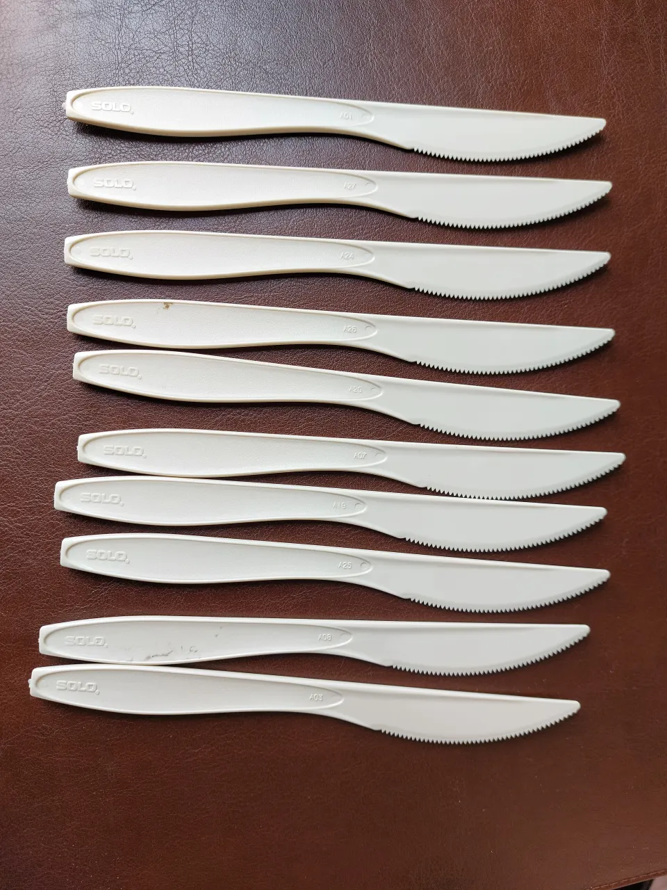 200 plastic knives in champagne