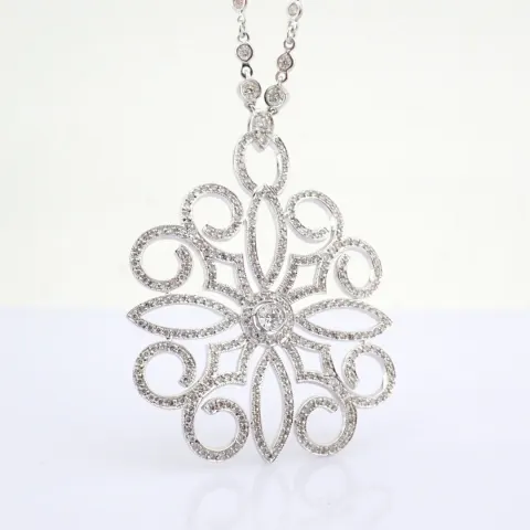 18K white gold necklace detailed with brilliant diamonds