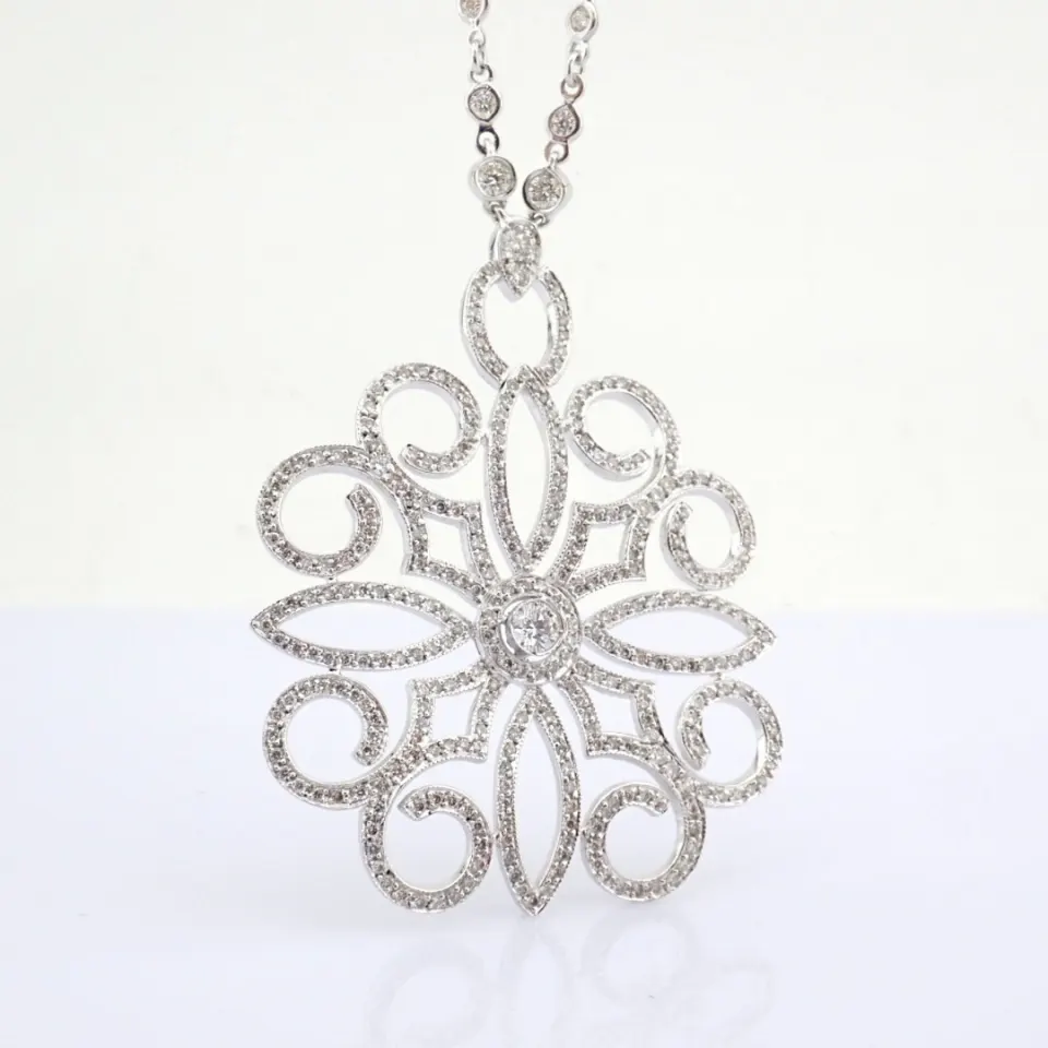18K white gold necklace detailed with brilliant diamonds