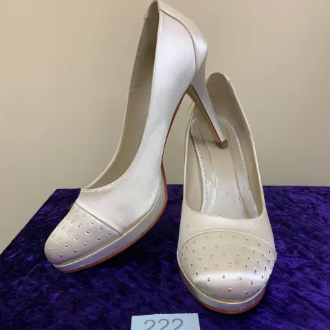 Designer shoes ivoryq size 8    Code 222