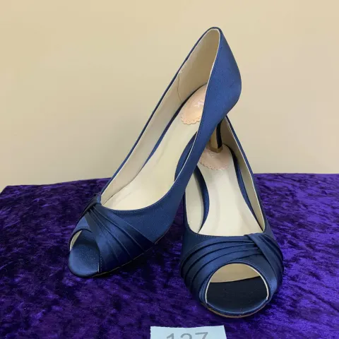 Designer shoes navy in size 4.5.  Code 137
