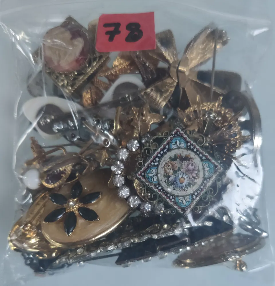 A collection of brooches etc in a bag. Approximately 250g.