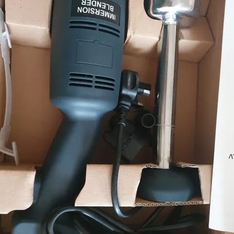 Stick blender with interchangeable blade shaft.
