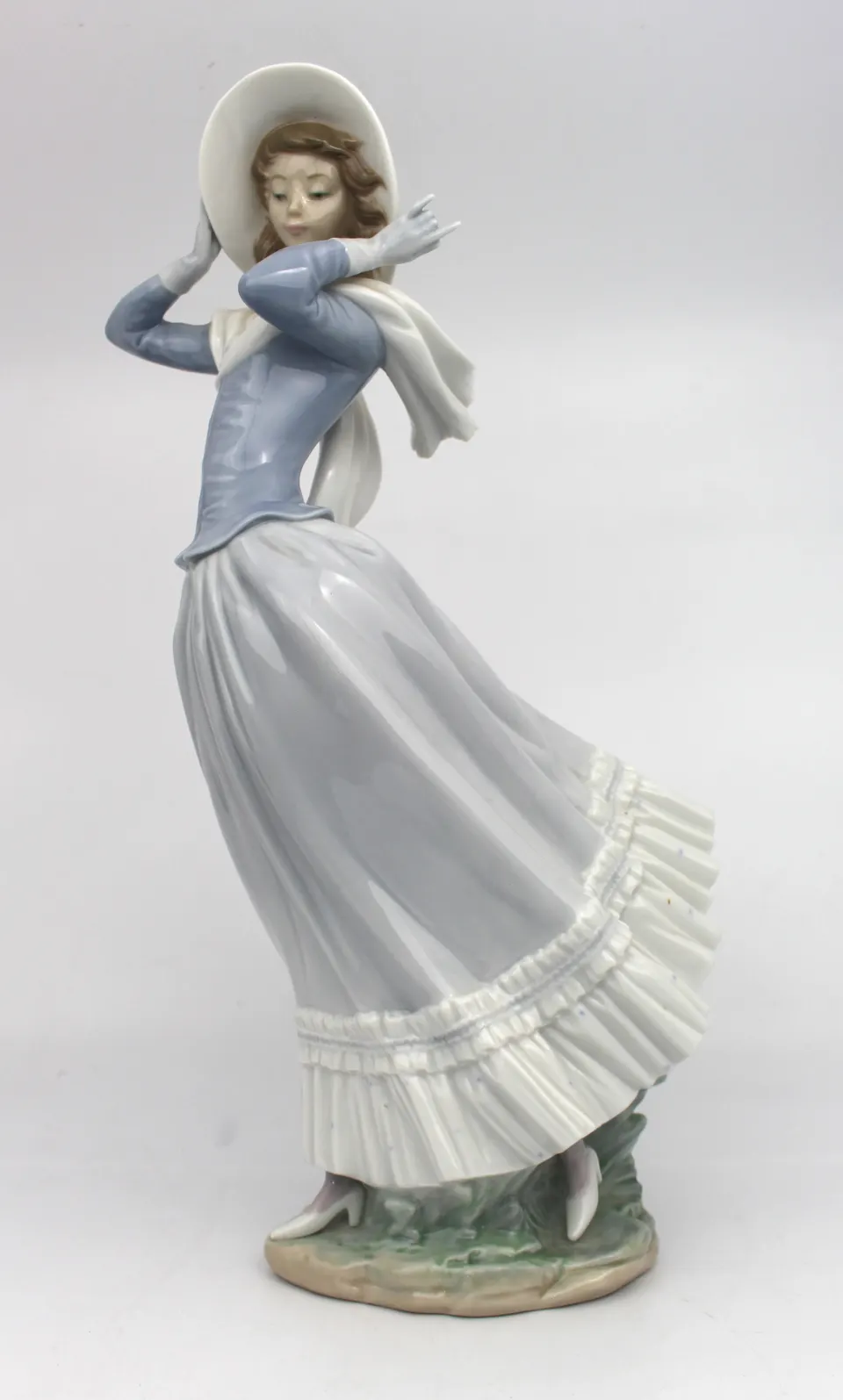 Lladro Figurine Spring Breeze 4936