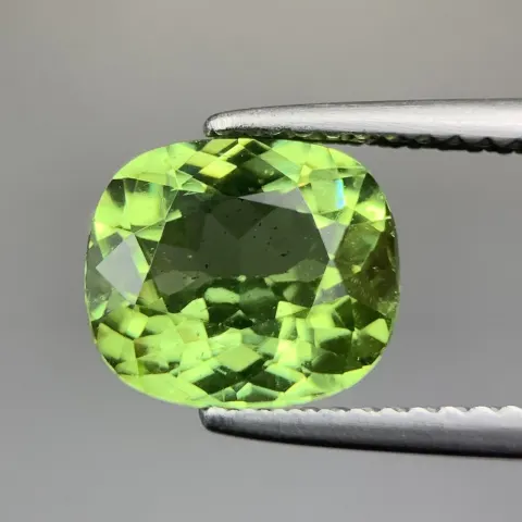 PP-13, Top Quality Natural  VVS Quality Peridot Gemstone.