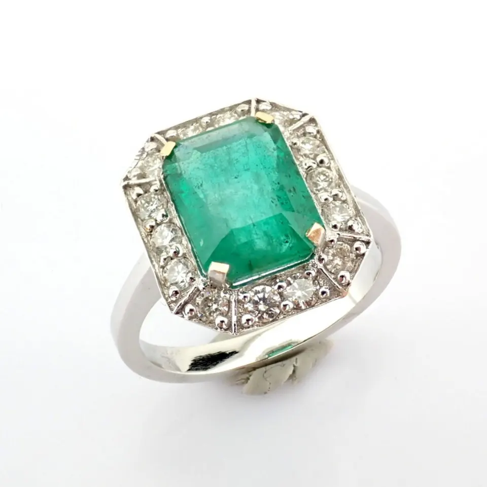 18K White gold cluster ring detailed with vibrand emerald and brilliant diamonds