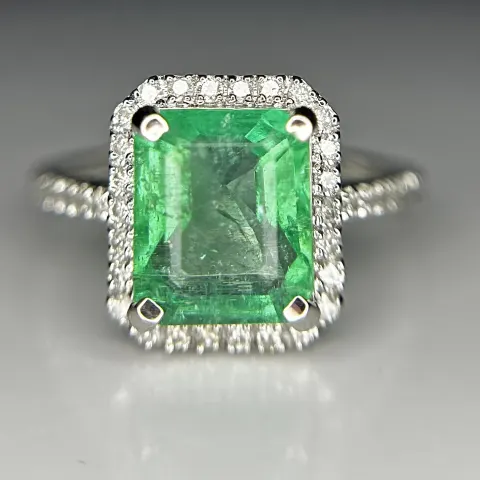 Beautiful 2.59ct Natural Columbian Emerald With Natural Diamonds & 18k Gold