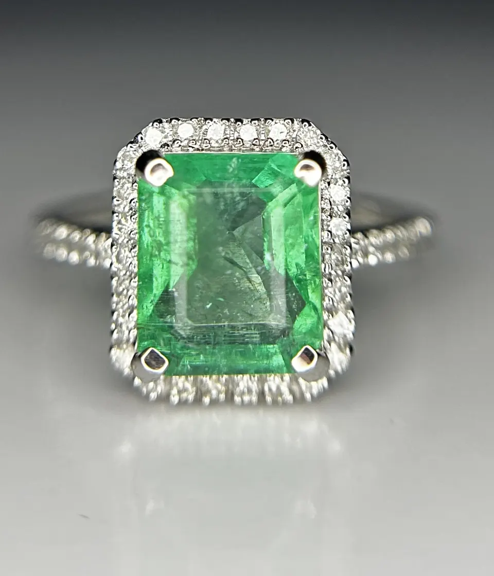 Beautiful 2.59ct Natural Columbian Emerald With Natural Diamonds & 18k Gold