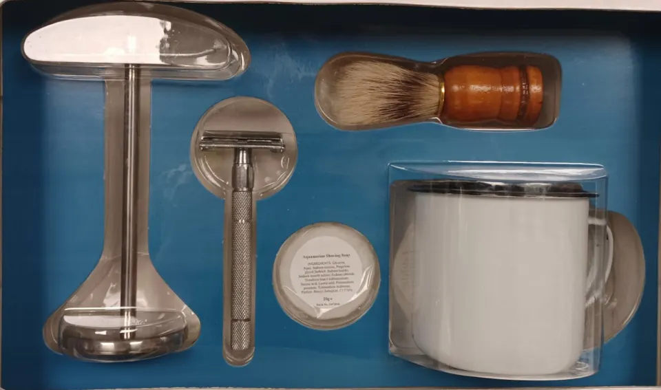 BOXED TRADITIONAL SHAVING SETS EACH INCLUDES STAINLESS STEEL