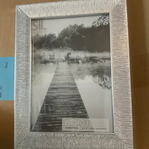 Silver Lines Photo Frame – 5 x 7 Inch Metal Frame with Glass Front