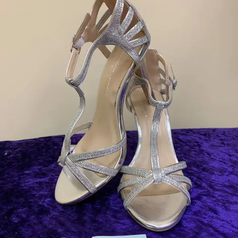Designer shoes silver in size 35.  Code 206