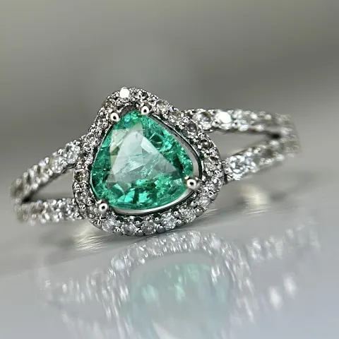 Beautiful Natural Emerald 0.66 CT With Natural Diamonds & 18k Gold