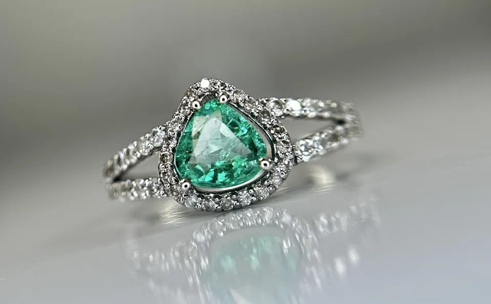 Beautiful Natural Emerald 0.66 CT With Natural Diamonds & 18k Gold