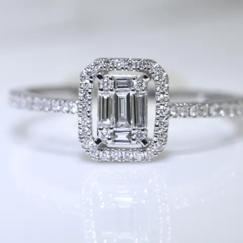 Diamond Ring set in 18ct White Gold