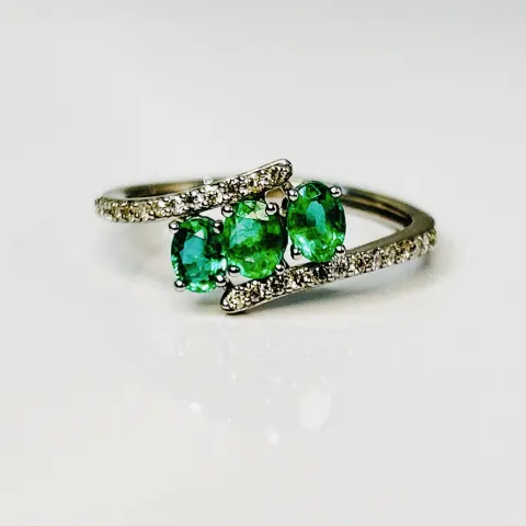 Beautiful Natural Emerald Ring With Natural Diamonds & Platinum 950