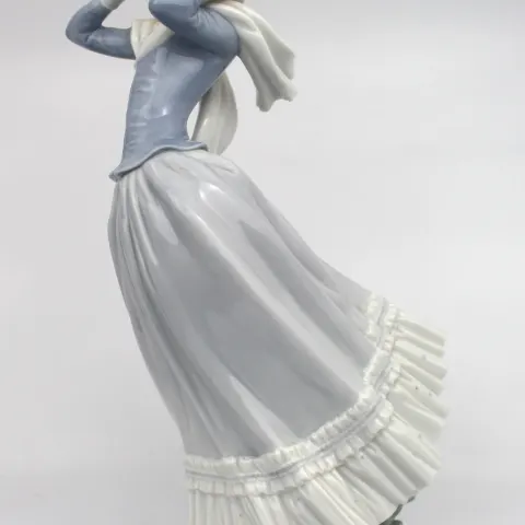 Lladro Figurine Spring Breeze 4936