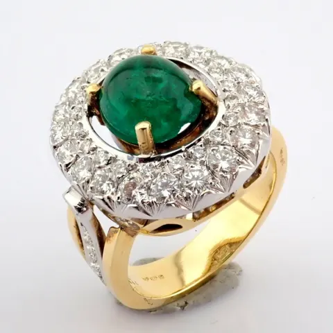 18K Yellow gold cluster ring detailed with vibrand emerald and brillant diamonds