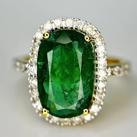 Beautiful Natural Emerald 3.90 CT With Natural Diamonds & 18k Gold