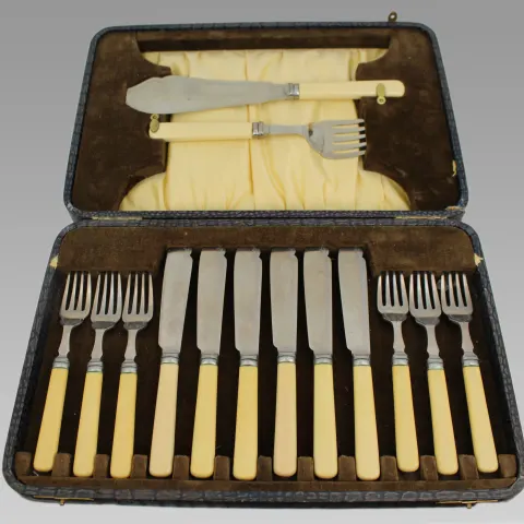 Vintage Trimils & Everwhite Cased Fish Flatware Set