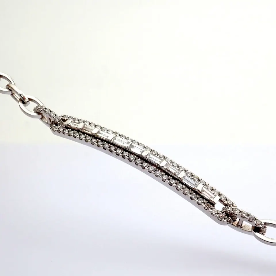 18K white gold bracelet detailed with brilliant diamonds.
