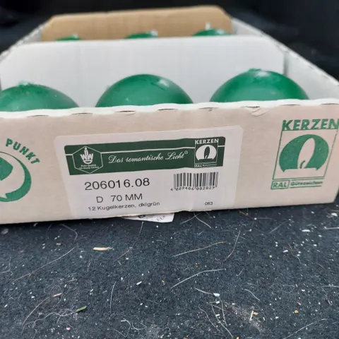 12 green ball candles.