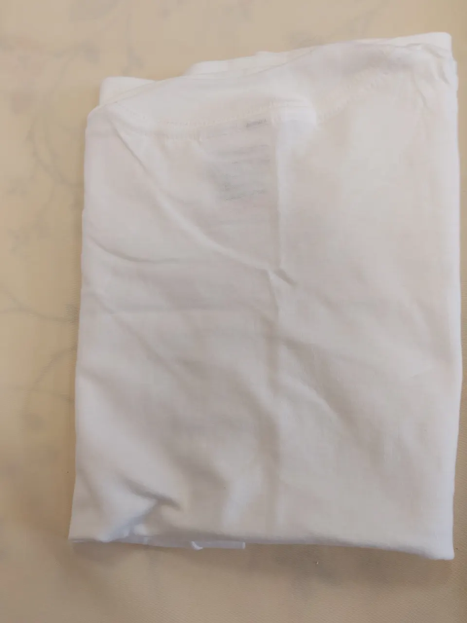 White teeshirts x 10.  Age 3 - 4