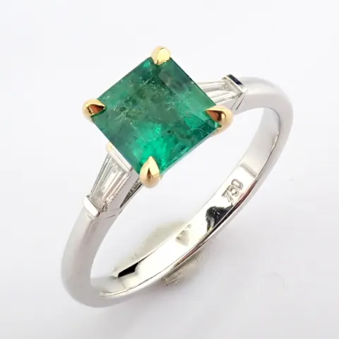 18K White gold ring detailed with vibrand emerald and trapeze diamonds