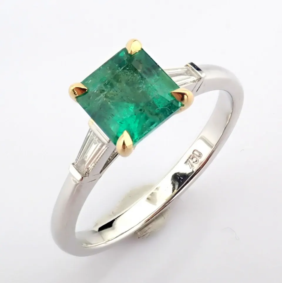 18K White gold ring detailed with vibrand emerald and trapeze diamonds