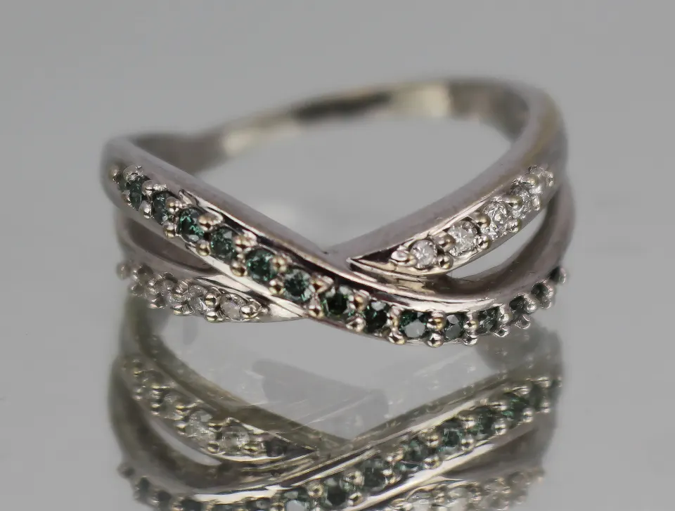 Vintage 9ct Diamond and Demantoid Ring