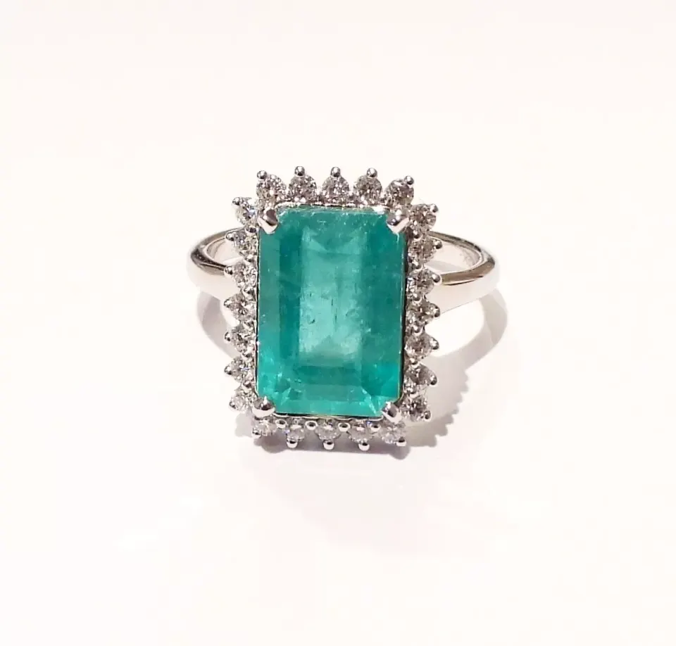Certified 5.50 ct Natural Emerald and Diamonds 18K White Gold Ring