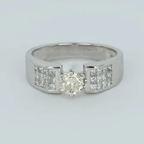 14 K / 585 White Gold Solitaire Diamond Ring with Accent Diamonds
