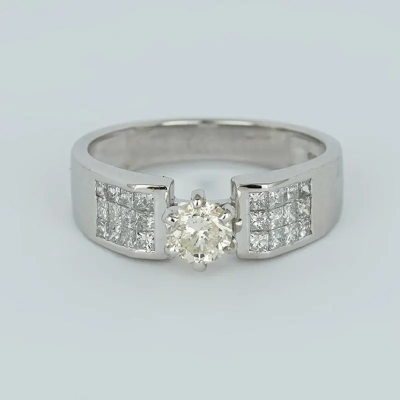 14 K / 585 White Gold Solitaire Diamond Ring with Accent Diamonds
