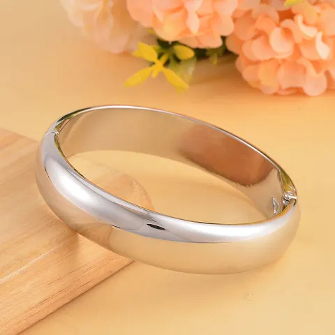 NEW! Bangle in Silver Tone