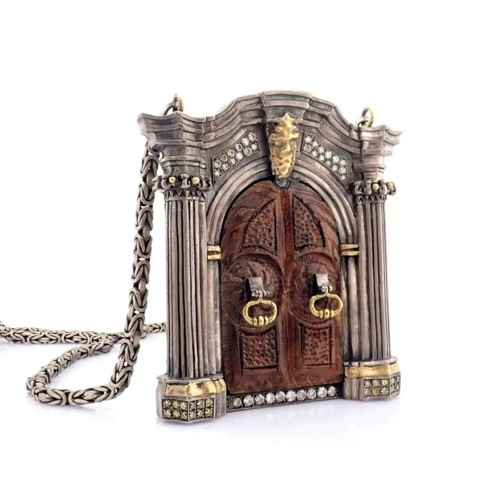 An exquisite necklace detailed with brilliant diamonds and gold in silver