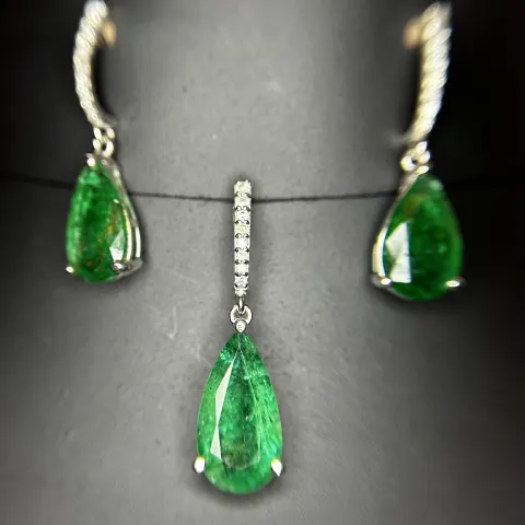 Beautiful 12.27ct Natural Emerald Earrings and Pendant Set With Natural Diamonds & 18k Gold