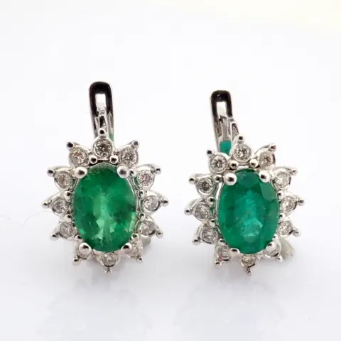 18K white gold cluster earrings, detailed with vibrand emerald and brilliant diamonds