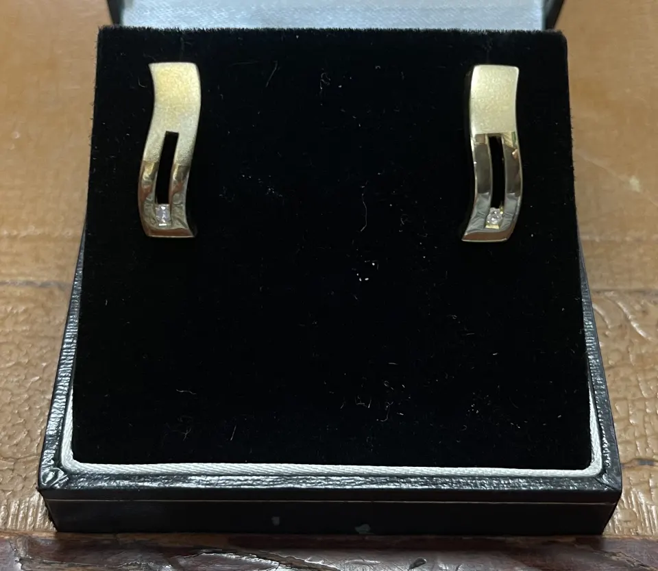 9ct Gold Diamond Wave Ear Studs